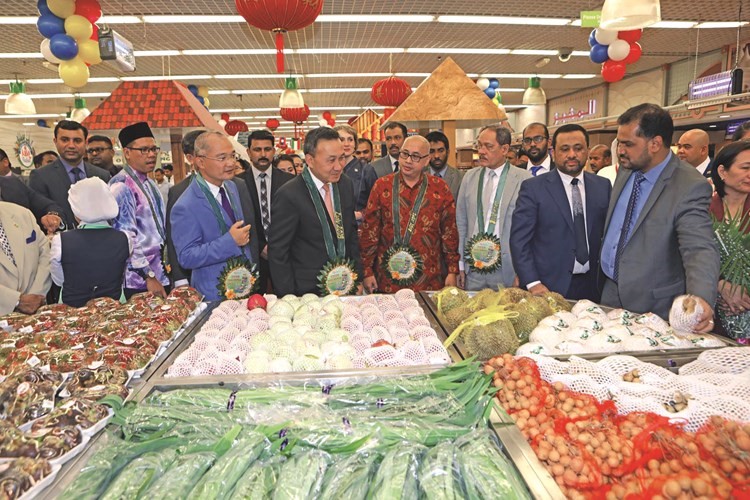 جولة في قسم الخضار والفواكه﻿