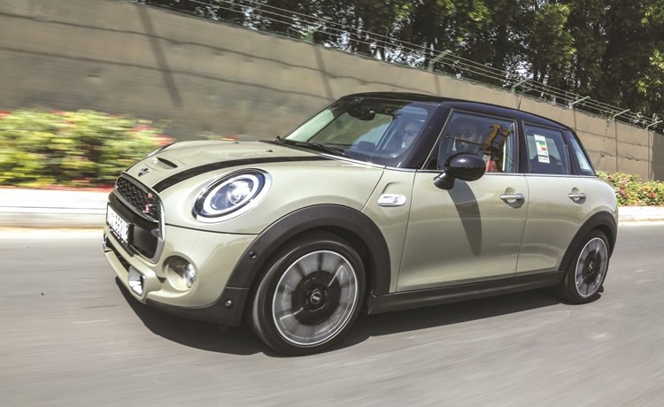 جانب من تجربة سيارات MINI ثلاثية وخماسية الأبواب﻿