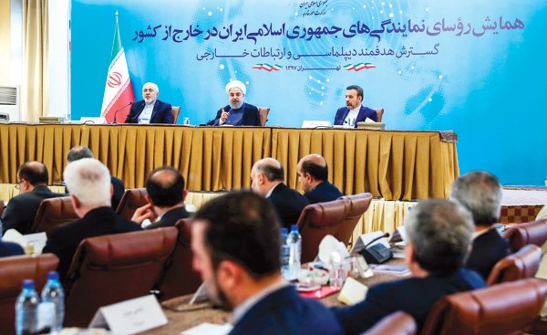 الرئيس حسن روحاني متحدثا أمام الديبلوماسيين الايرانيين 	(أ.ف.ب)