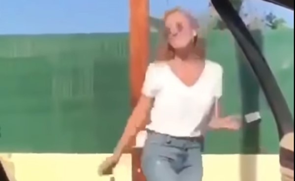 بالفيديو.. لحظة مروعة لفتاة تصدمها سيارة أثناء ممارسة تحدي "كيكي"