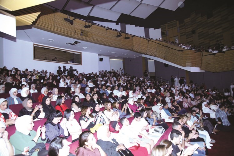 جمهور غفير ملأ جنبات مسرح عبدالحسين عبدالرضا﻿