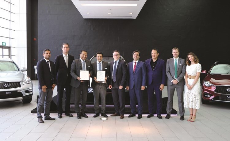 ممثلو نيسان الخليج وإنفينيتي الشرق الأوسط خلال تكريم فريق مبيعات إنفينيتي البابطين﻿