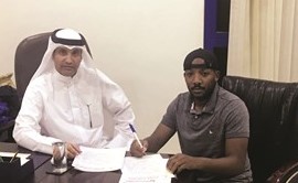 عبدالله جمعة خلال توقيع العقد﻿