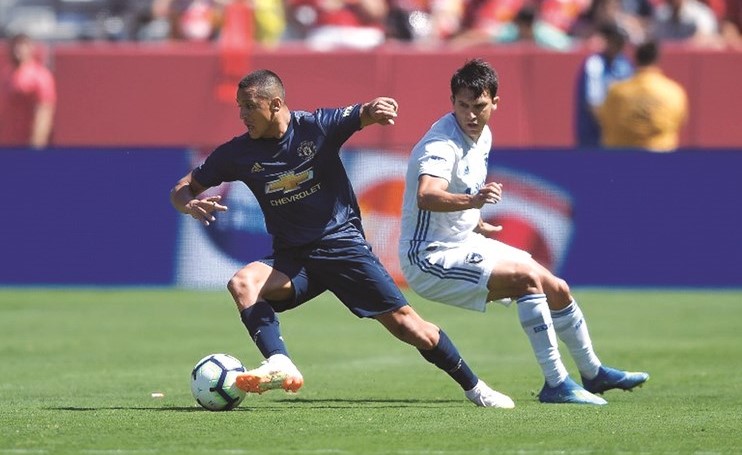 نجم مان يونايتد سانشيز يمر من لاعب سان خوسيه اورثكوايكس﻿