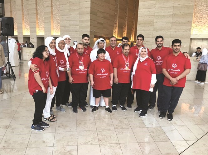 الزميل محمد ثلاب مع عدد من المشاركين﻿