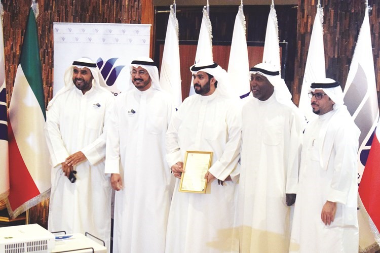 الجمعة وبشير وجمال النامي وحماد العجمي يكرمون حمود الإبراهيم ﻿