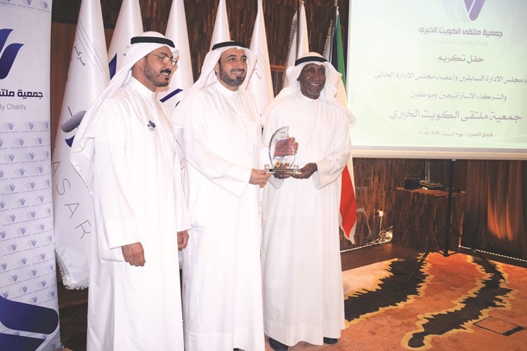 خالد الشطي يتسلم درع خالد العيسى الصالح ﻿
