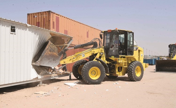 جرافات البلدية تقوم بدك الشاليهات المخالفة ﻿