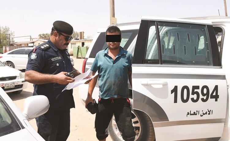 العقيد عادل الرشود يدقق على أوراق العمالة المخالفة﻿