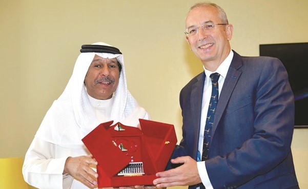 حمد الهرشاني يقدم هدية تذكارية للسفير البريطاني﻿