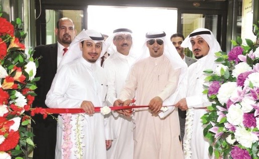 جانب من قص شريط افتتاح مهرجان يوليو في تعاونية الصليبخات والدوحة﻿