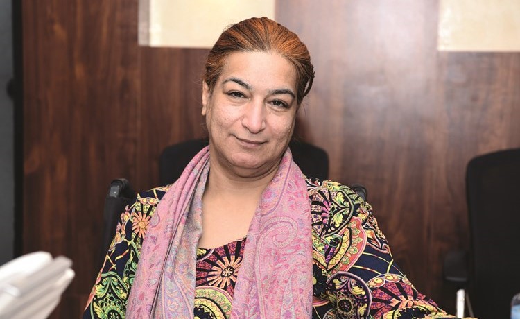 بالفيديو.. «طرَّارة الدواوين» التي هددت بالانتحار وشغلت الكويت تكشف حقيقتها في «الأنباء»: لستُ «نصابة» وأجريت 13 عملية جراحية