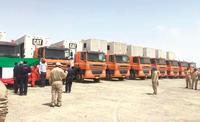 جانب من شاحنات المولدات الكهربائية التي أرسلتها الكويت إلى العراق﻿