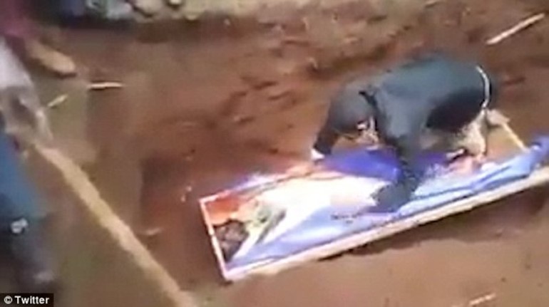 بالفيديو.. "تعرض للضرب المبرح".. شاهد لحظة ادعاء مشعوذ إيقاظ ميت.. و "فشله"