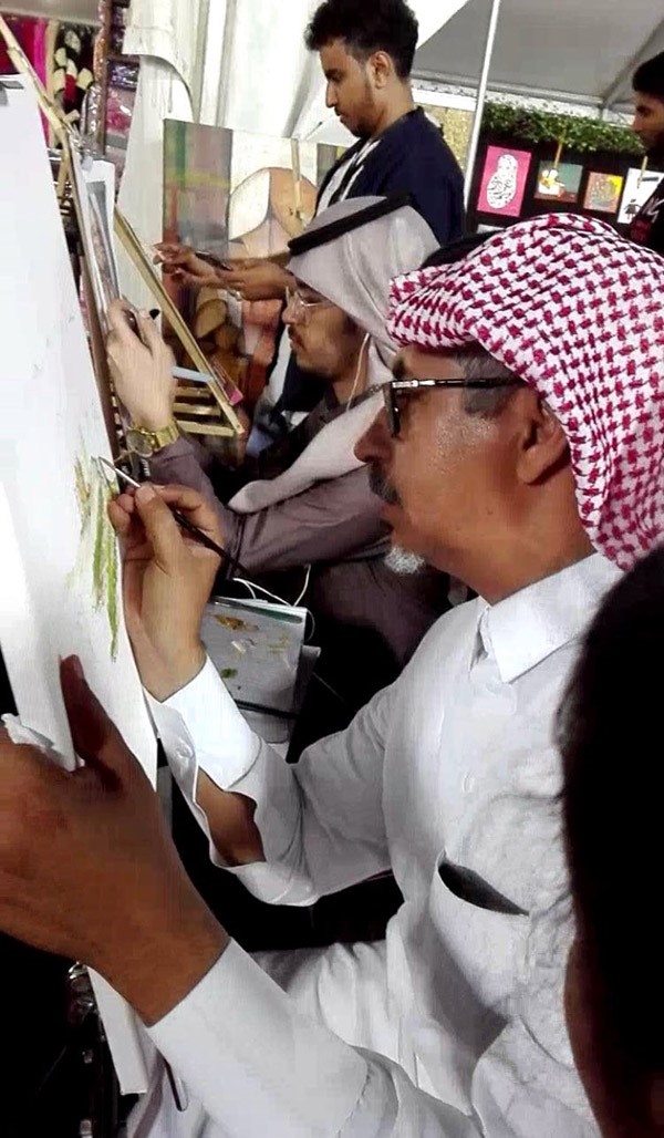 شاهد.. بين هاتين اللوحتين قصة حلم حققه شاب سعودي في 5 أعوام
