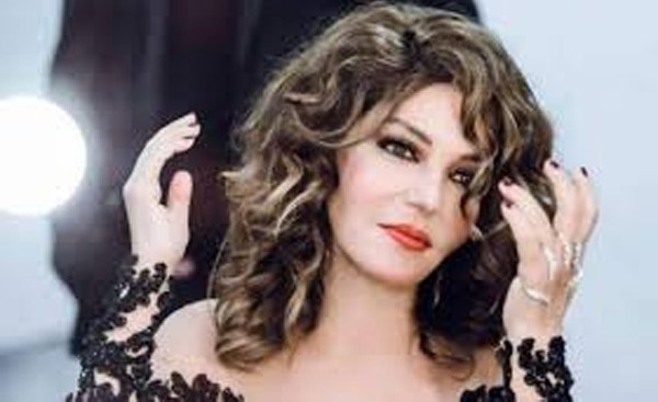 بالفيديو.. فتاة محجّبة تدفع سميرة سعيد إلى مراسلة شيرين وأصالة