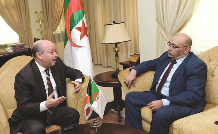 السفير الجزائري عبدالحميد عبداوي متحدثا إلى الزميل أسامة دياب 	(متين غوزال)﻿