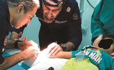 رجال الإطفاء يتعاملون مع إصبع الطفل﻿
