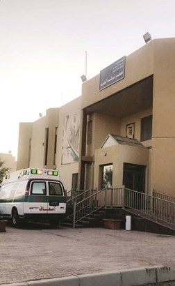  سيارة الاسعاف امام مبنى مخفر شرطة النعيم ﻿
