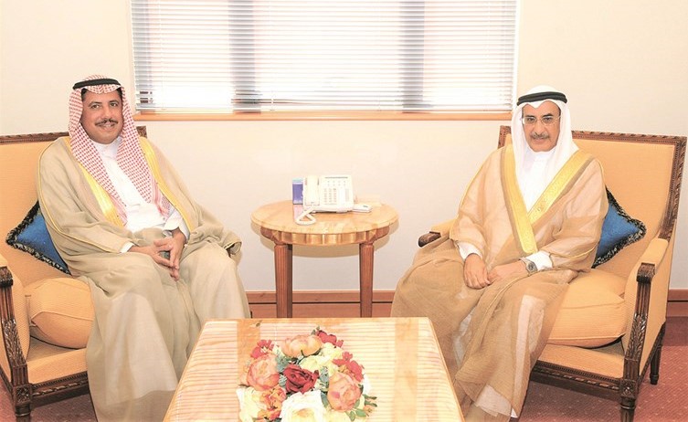 الشيخ خالد بن عبدالله آل خليفة مستقبلا السفير الشيخ عزام الصباح﻿