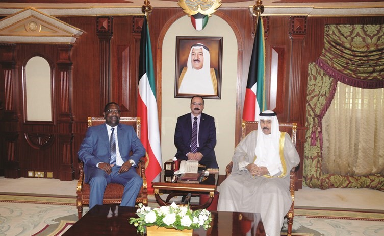 سمو ولي العهد الشيخ نواف الأحمد خلال استقباله سفير زيمبابوي﻿