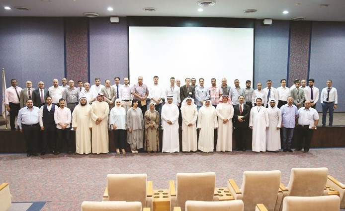 صورة جماعية للمشاركين في الندوة التعريفية بالخدمات الإلكترونية الجديدة﻿
