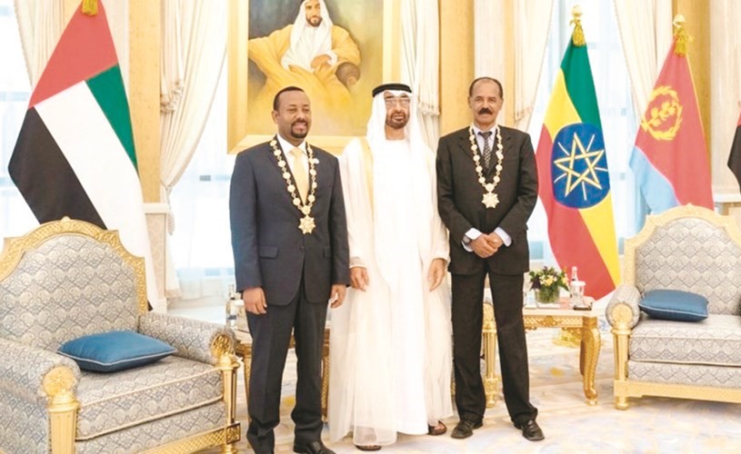 سمو الشيخ محمد بن زايد آل نهيان ولي عهد أبوظبي متوسطا الرئيس أسياس أفورقي ورئيس الوزراء أبي أحمد﻿