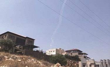 ذيل من الدخان لصواريخ الباتريوت التي اطلقتها اسرائيل فوق الجولان المحتل (رويترز) ﻿