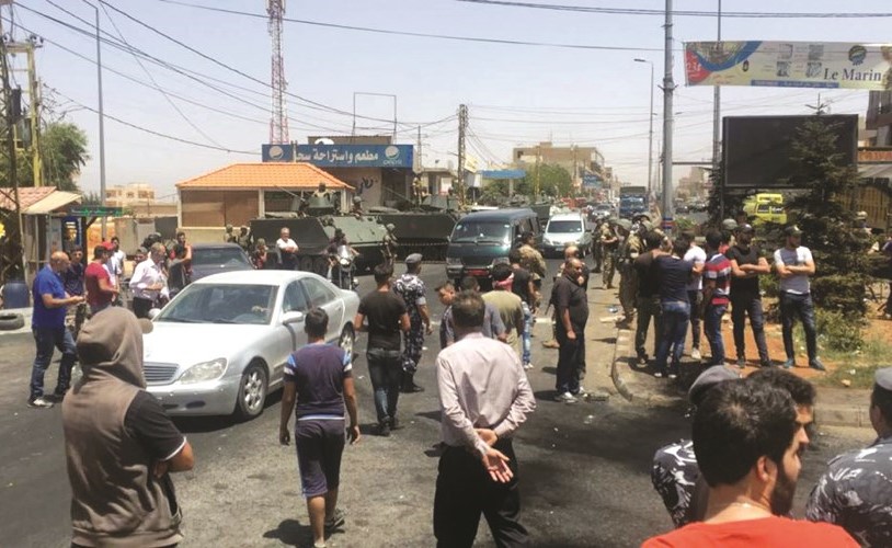 شبان محتجون يقطعون الطريق الدولية عند مفرق بلدة بريتال- في بعلبكاحتجاجا على أحداث بلدة الحمودية أمس الأول	(محمود الطويل)﻿