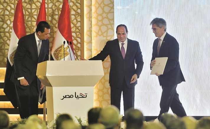 الرئيس السيسي مكرما الرئيس التنفيذي لشركة (سيمنز) الألمانية على هامش افتتاحه مشروعات الطاقة العملاقة امس         (ا.ف.پ) ﻿ 