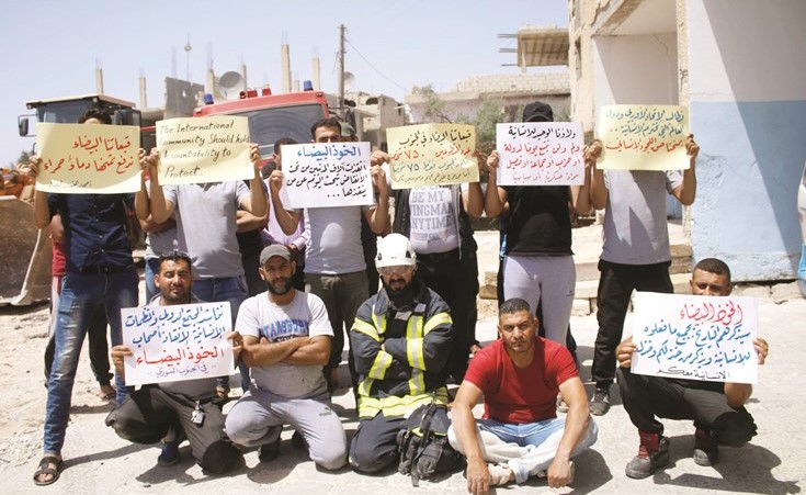 اعتصام لمجموعة من مسعفي الخوذ البيضاء العالقين في الجنوب يناشدون المجتمع الدولي إنقاذهم من الموت المحتم ﻿