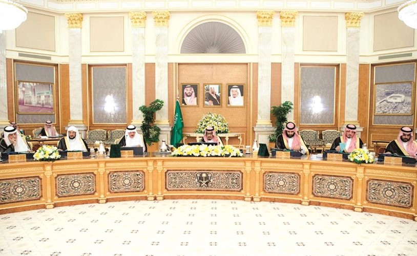 خادم الحرمين الشريفين الملك سلمان بن عبدالعزيز مترئسا اجتماع مجلس الوزراء السعودي أمس بحضور صاحب السمو الملكي الأمير محمد بن سلمان ﻿