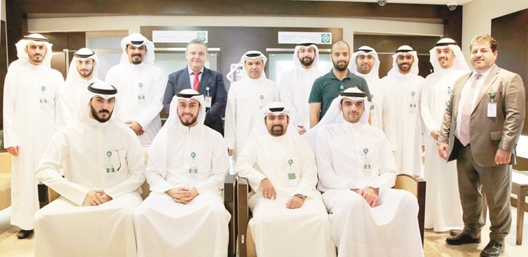 صورة جماعية للمتدربين مع مسؤولي بيتك﻿