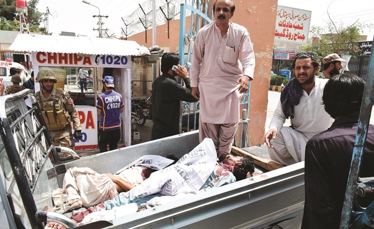 باكستانيون ينقلون ضحايا سقطوا في تفجير كويتا الانتحاري امس	( ا.ف.پ) ﻿