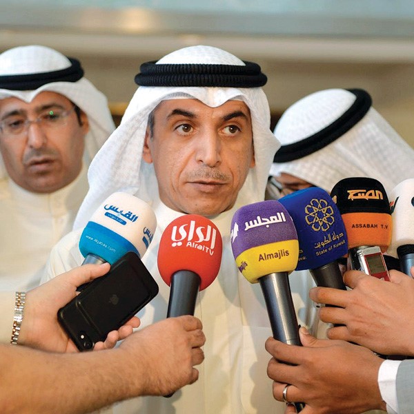 د. حامد العازمي بعد خروجه من الاجتماع