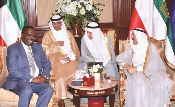 صاحب السمو الأمير الشيخ صباح الأحمد مستقبلا سفير زيمبابوي مارك مارونجوي ﻿