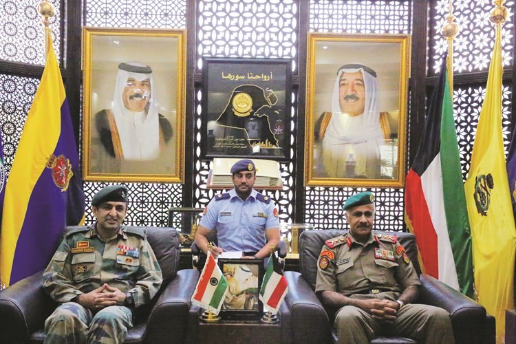 الفريق الركن محمد الخضر مستقبلا الملحق العسكري الهندي﻿
