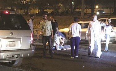  المصاب قبل نقله إلى المستشفى من الفحيحيل﻿