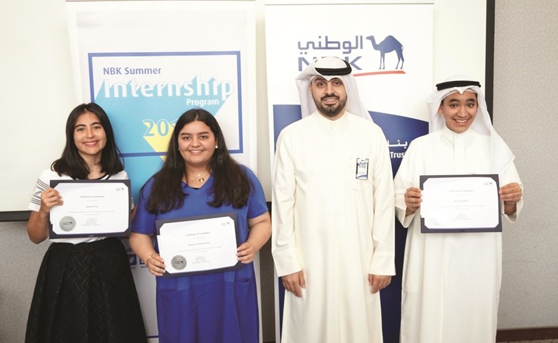 عبدالمحسن الرشيد متوسطا طلبة من خريجي الدورة الثانية لبرنامج التدريب الصيفي﻿