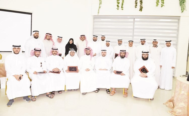 عبدالعزيز شعيب يتوسط المشاركين﻿