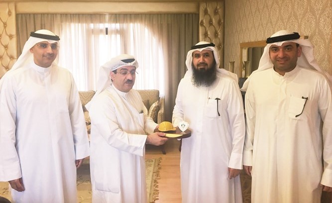  د.مصطفى رضا يتلقى تكريما من م.فيصل العتل بحضور م.علي محسني وم.عدنان الصراف خلال لقاء رضا بالعتل ومحسني ﻿