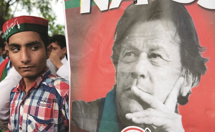 أحد انصار نجم الكريكيت السابق عمران خان خلال تجمع مؤيد احتفالا بالفوز في الانتخابات	(ا.ف.پ)﻿