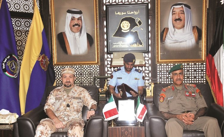 الفريق الركن محمد الخضر مستقبلا العقيد طيار روبيرتو دل فيجيو﻿