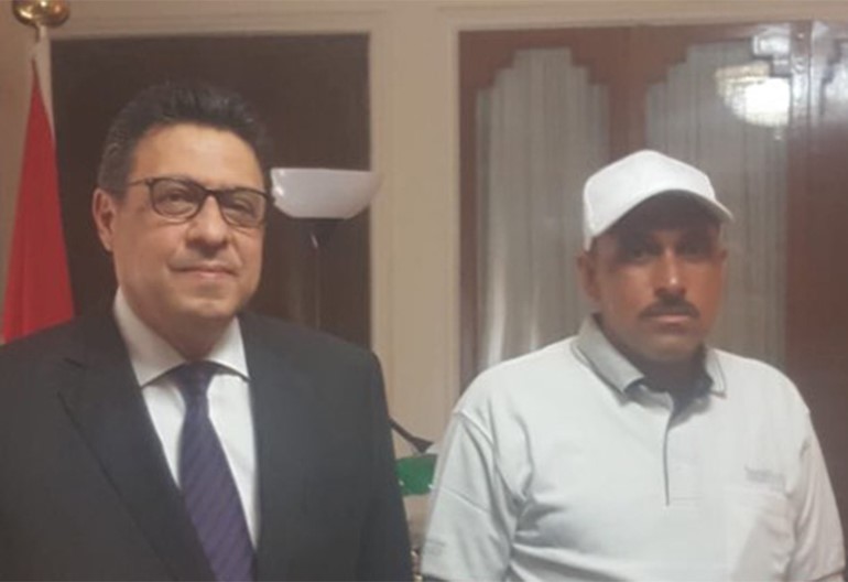 السفير المصري بالكويت يستقبل الصياد المصري منقذ منطقة شرق من حريق مأسوي