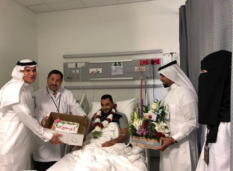 شاهد.. مريض في السعودية يخرج من المستشفى للإحتفال بزواجه ويعود في الصباح