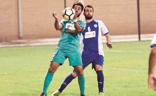 زبن العنزي يروض الكرة بصدره	 ( محمد هاشم)﻿