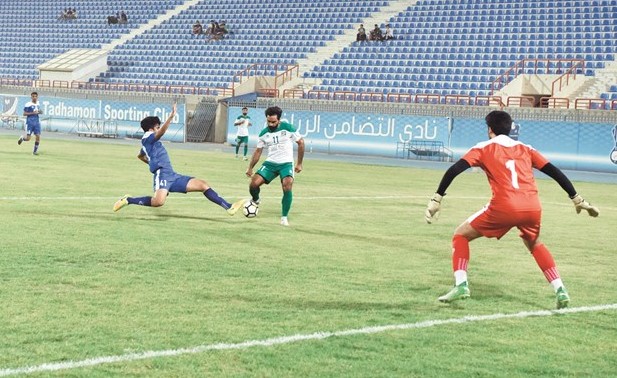 حسين الموسوي يحاول التسديد على المرمى (ريليش كومار)﻿
