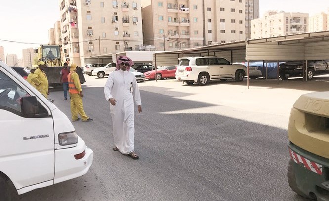 فريق البلدية خلال عملية إزالة التعديات﻿