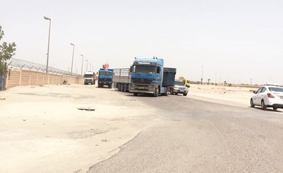 الشاحنة التي اعاقت السير مقابل كراج الحجز﻿