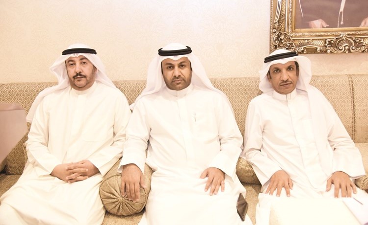 محمد المطيري متوسطا فهد البريكان ووليد السهلي ﻿
